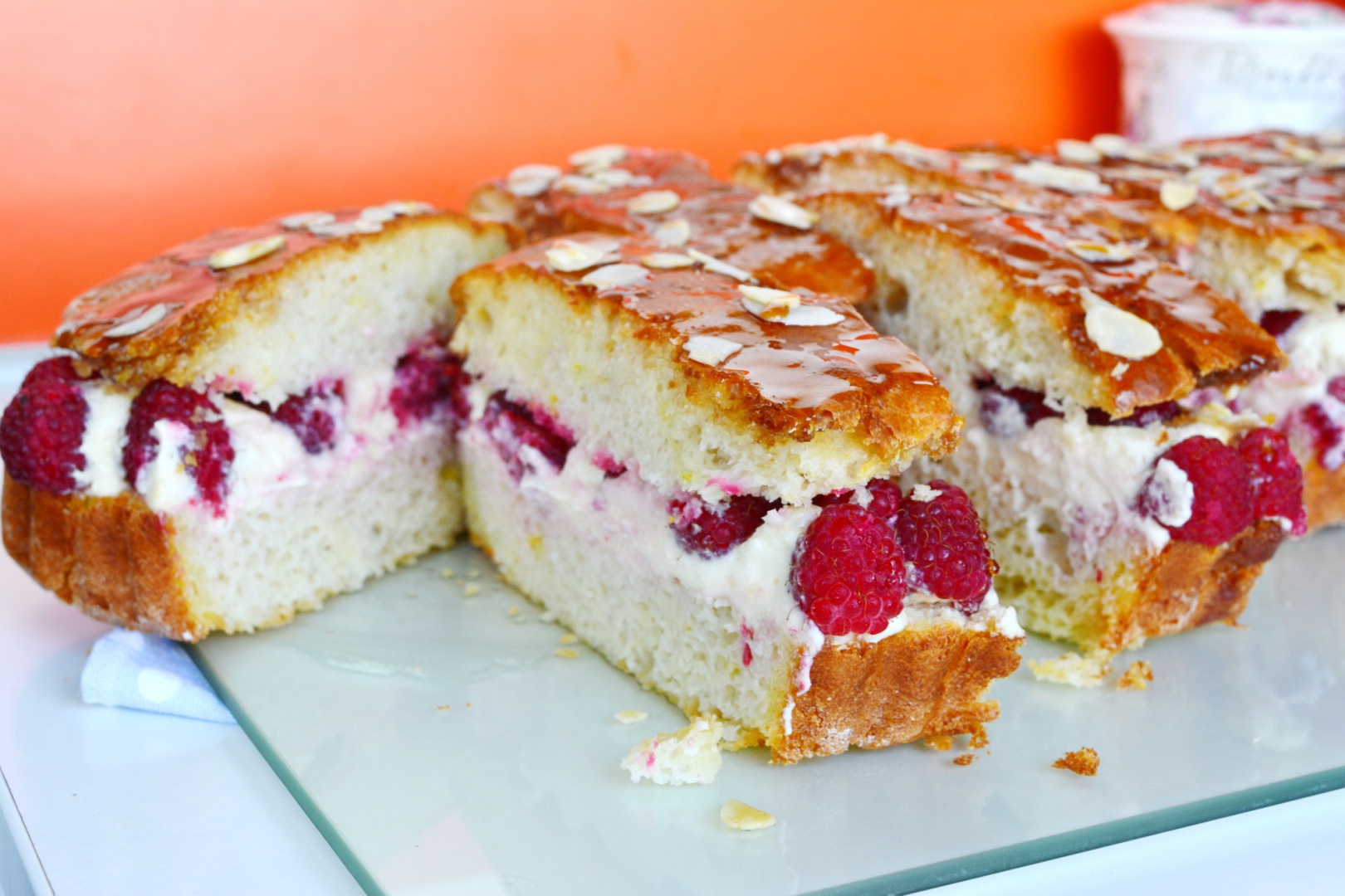 Savarina reinterpretata, cu sofran si crema de vanilie