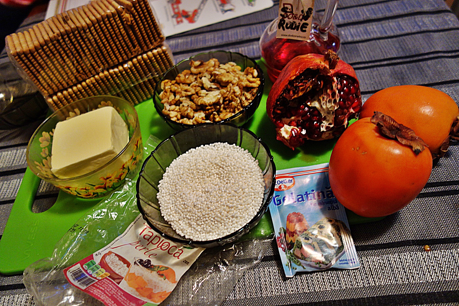 Cheesecake cu budinca de perle de tapioca fierte in suc de rodie, piure de kaki si frisca cu iaurt