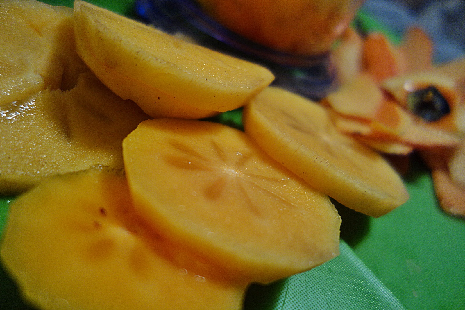 Cheesecake cu budinca de perle de tapioca fierte in suc de rodie, piure de kaki si frisca cu iaurt