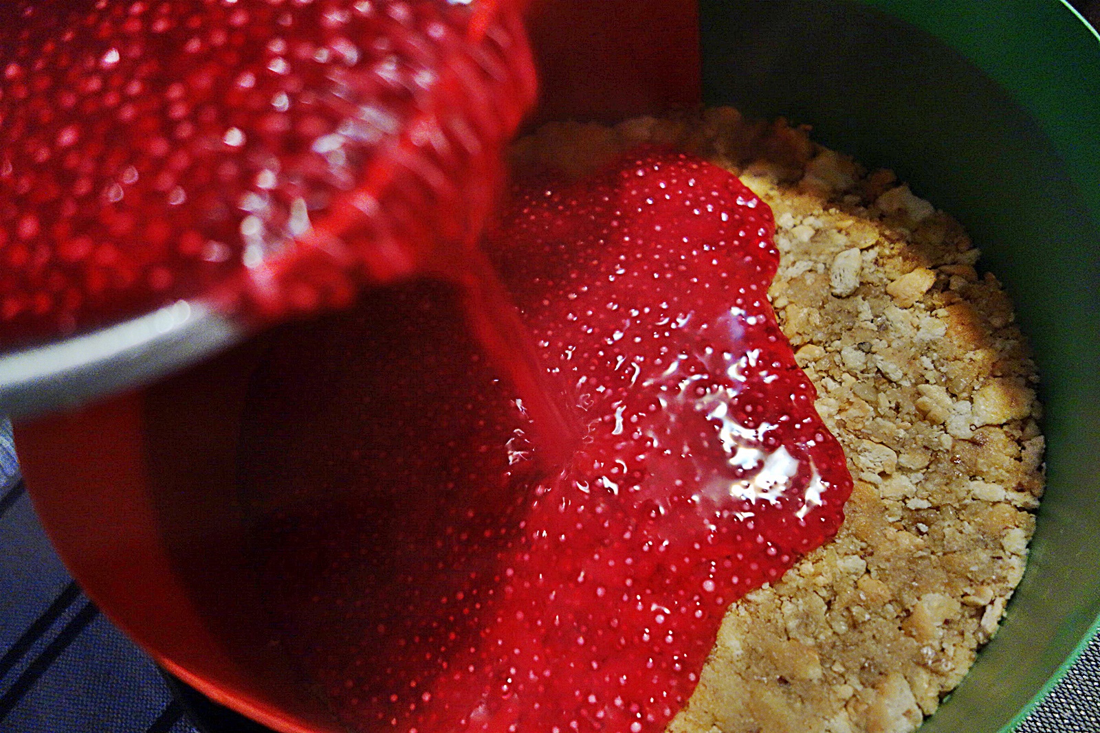 Cheesecake cu budinca de perle de tapioca fierte in suc de rodie, piure de kaki si frisca cu iaurt