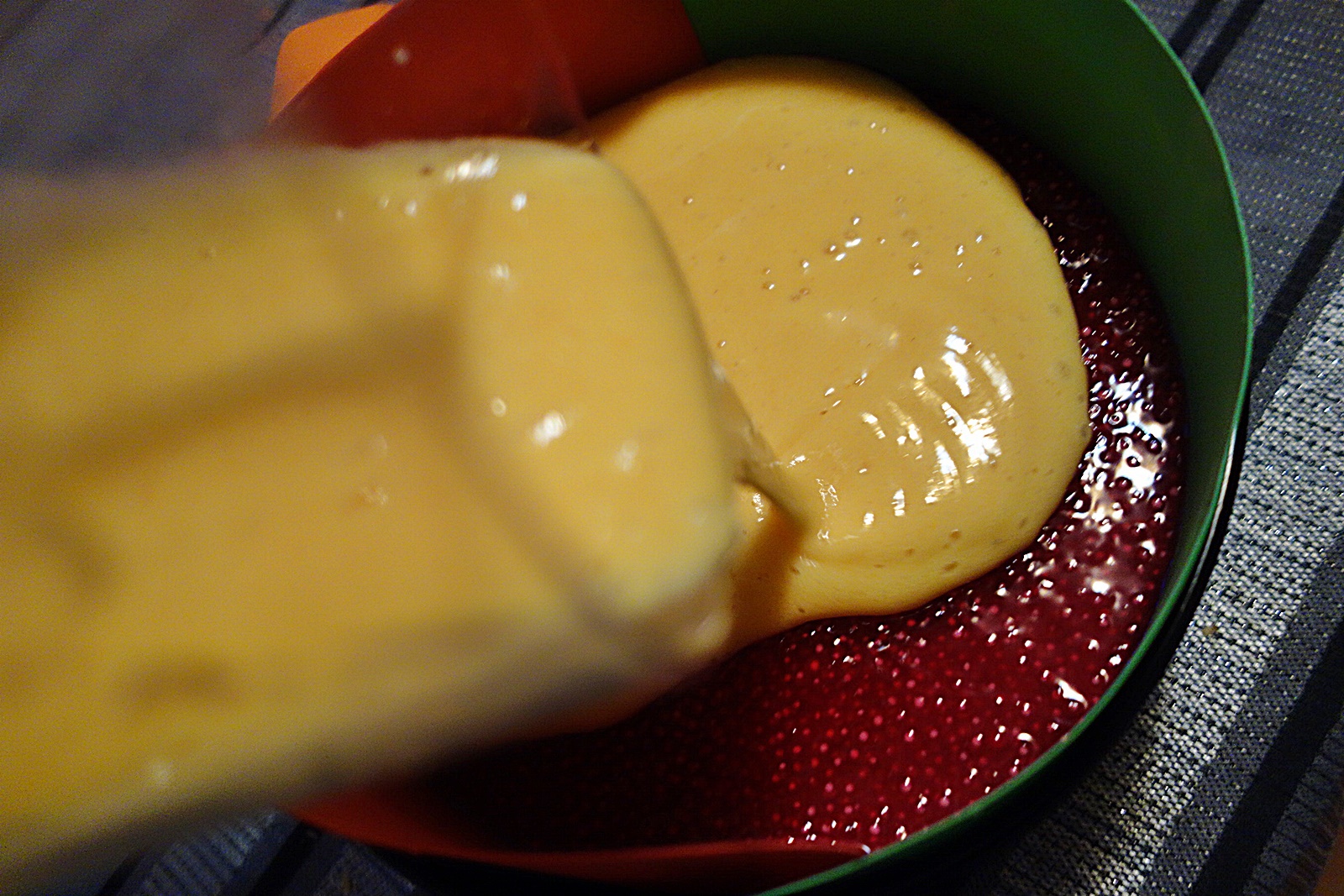 Cheesecake cu budinca de perle de tapioca fierte in suc de rodie, piure de kaki si frisca cu iaurt