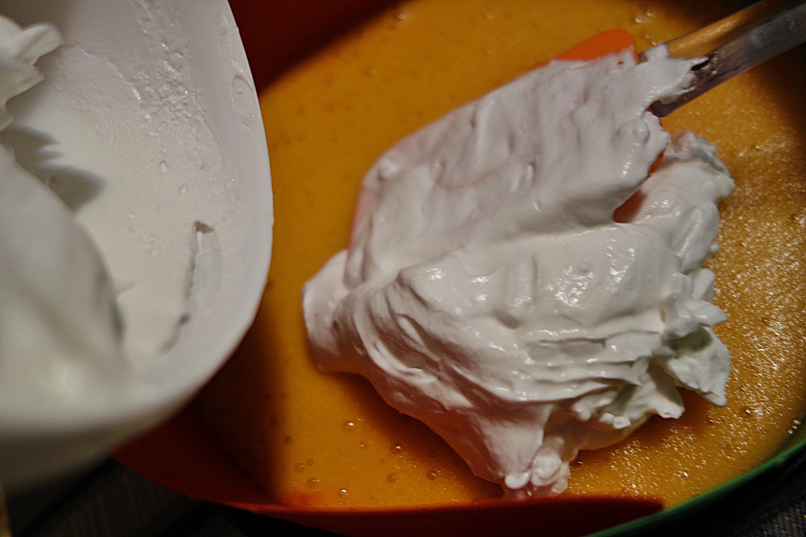 Cheesecake cu budinca de perle de tapioca fierte in suc de rodie, piure de kaki si frisca cu iaurt