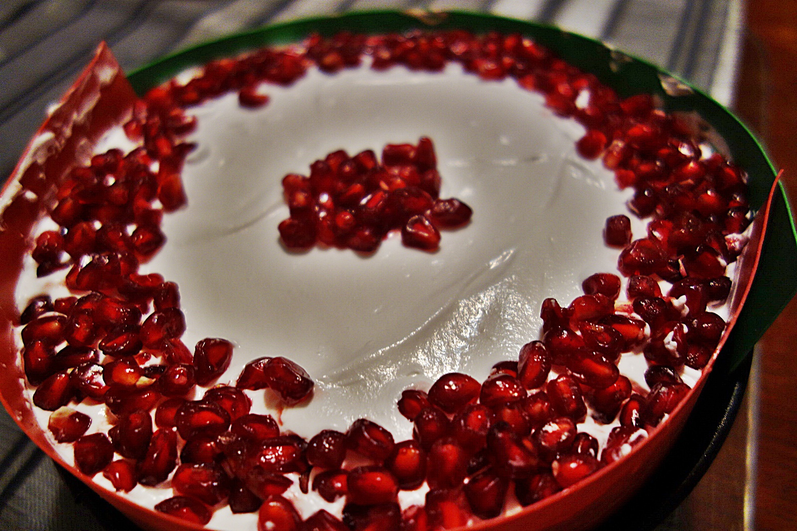 Cheesecake cu budinca de perle de tapioca fierte in suc de rodie, piure de kaki si frisca cu iaurt