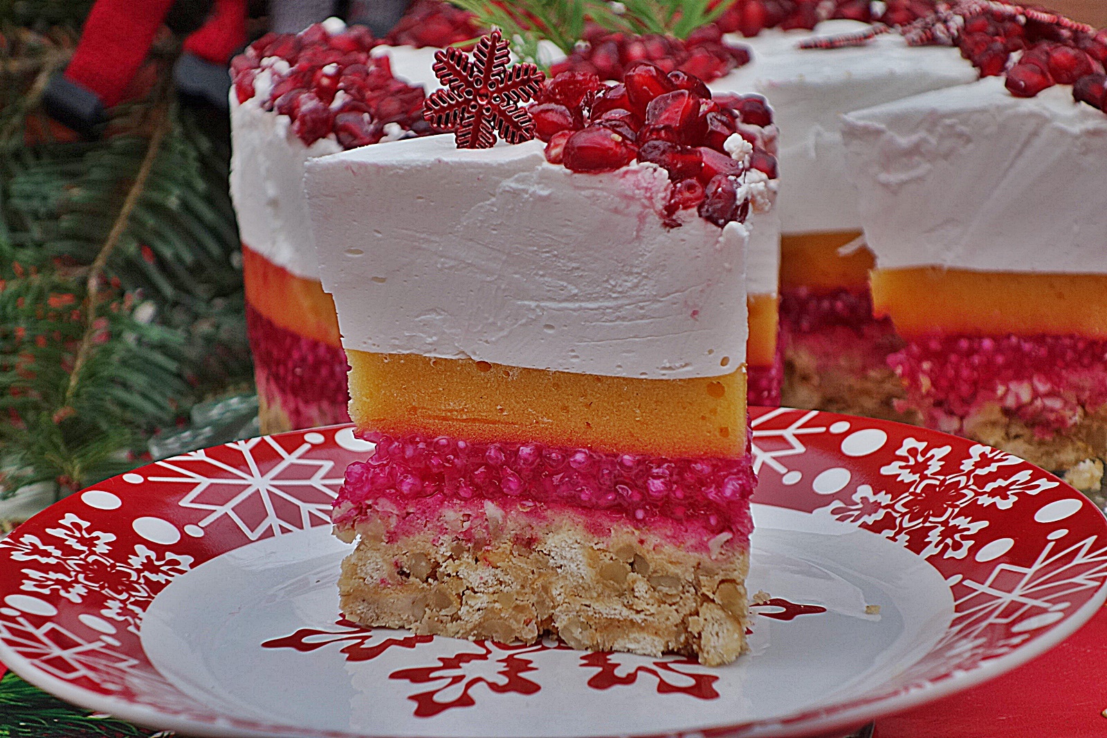 Cheesecake cu budinca de perle de tapioca fierte in suc de rodie, piure de kaki si frisca cu iaurt