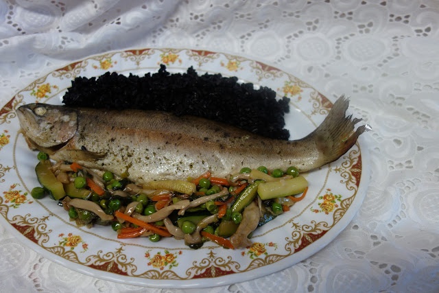 Lup de mare cu legume si orez negru