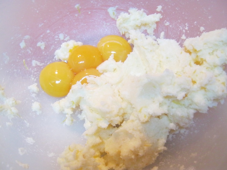 Prajitura cu gem de caise si bezea