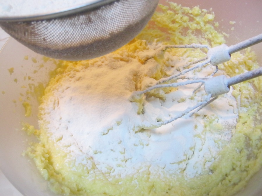 Prajitura cu gem de caise si bezea