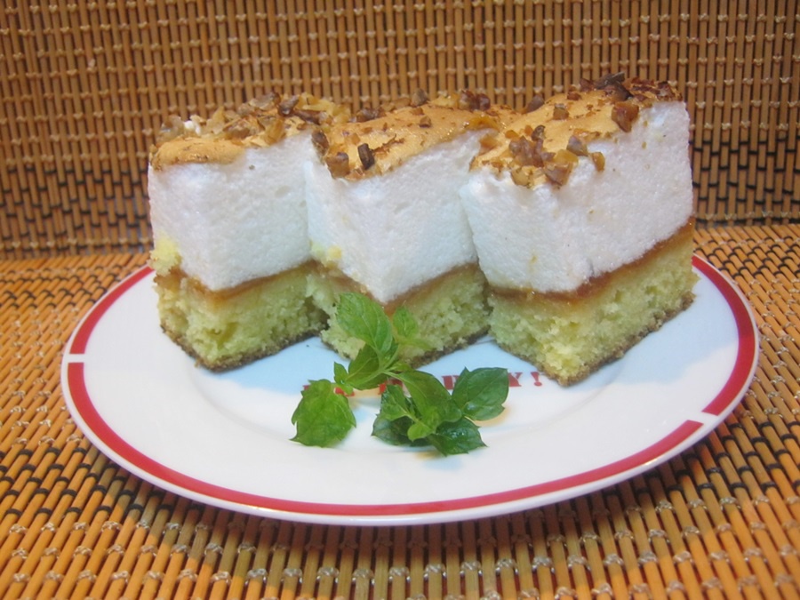 Prajitura cu gem de caise si bezea