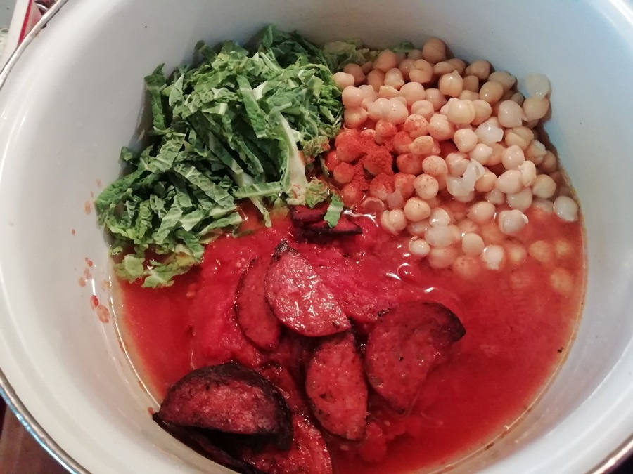 Supa de naut cu varza creata si chorizo