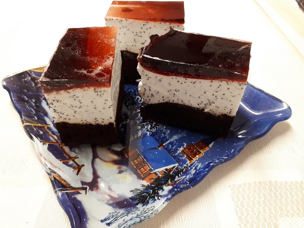 Prajitura cu crema de mac si jeleu de visine