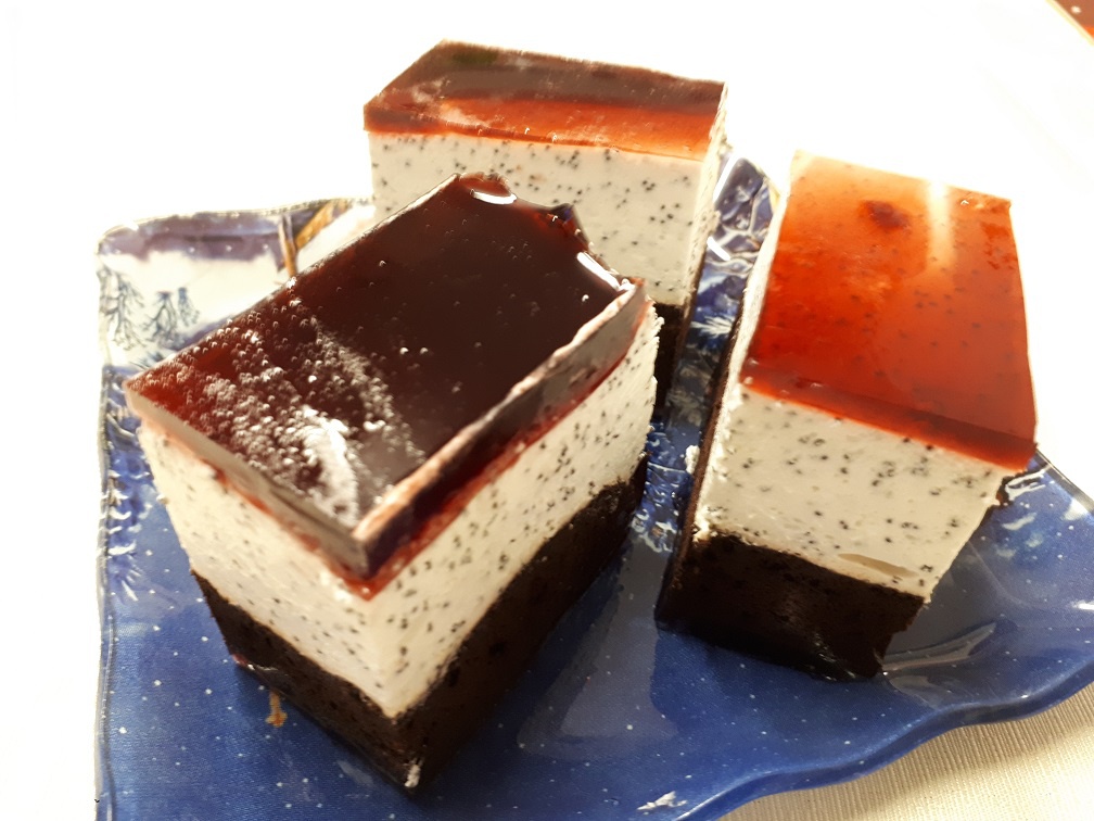 Prajitura cu crema de mac si jeleu de visine