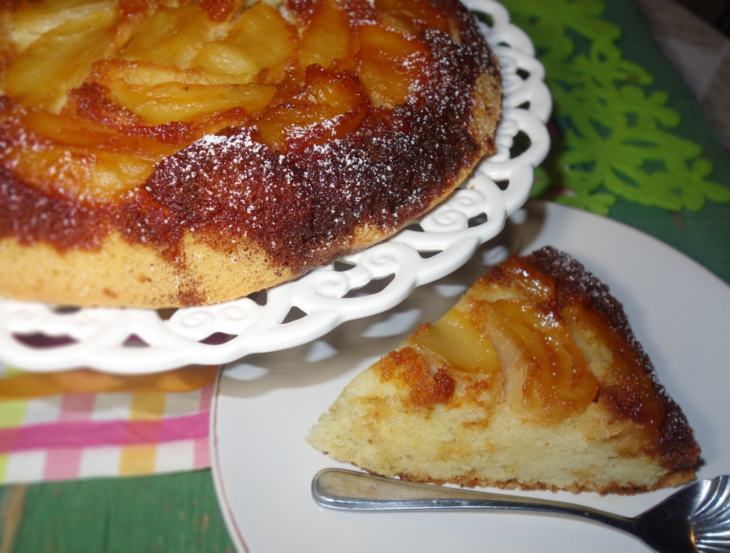 Prajitura rasturnata cu mere