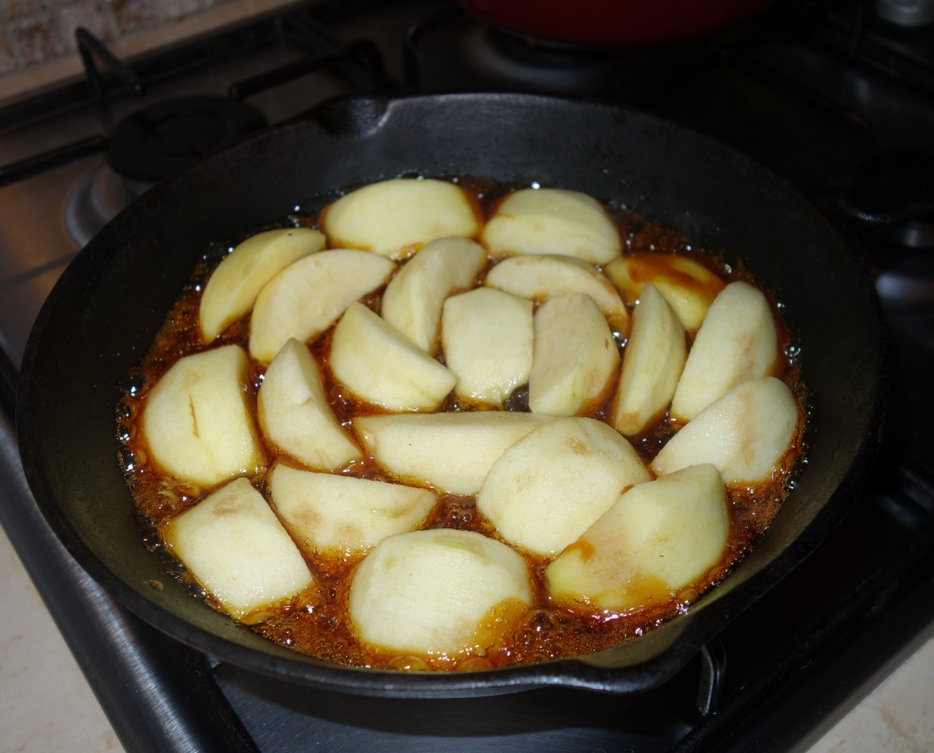 Prajitura rasturnata cu mere