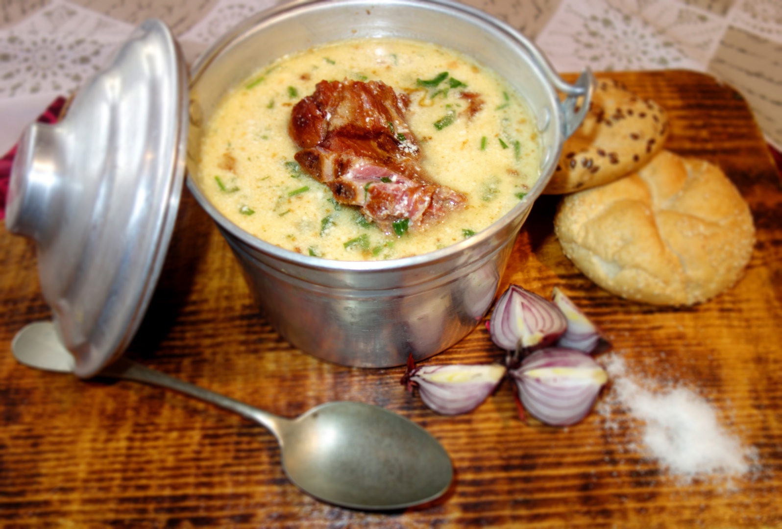 Ciorba  ardeleneasca de oase afumate