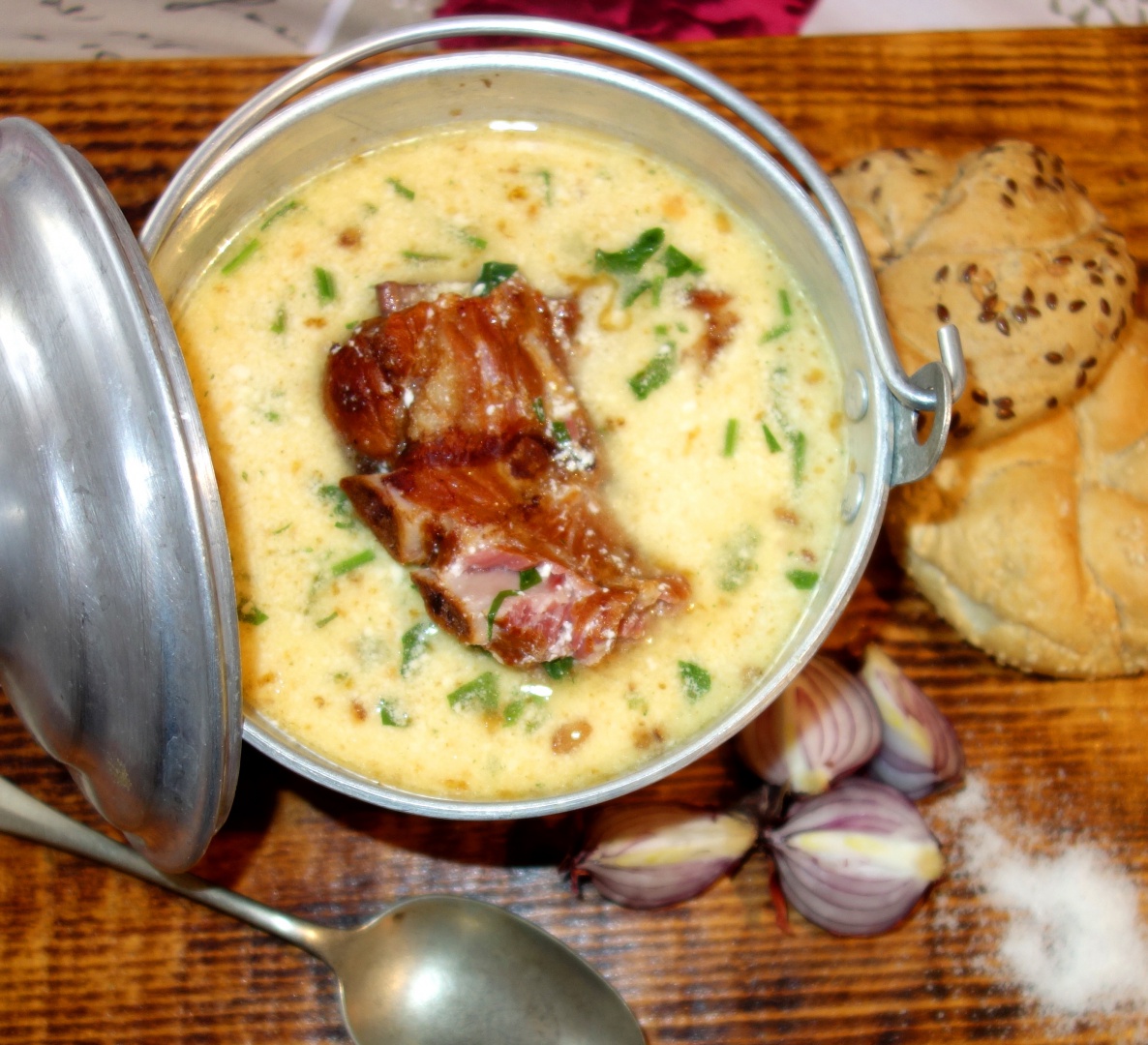 Ciorba  ardeleneasca de oase afumate