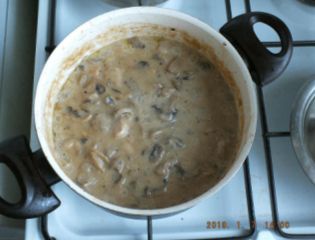 Pui cu ciuperci si sos de piper verde