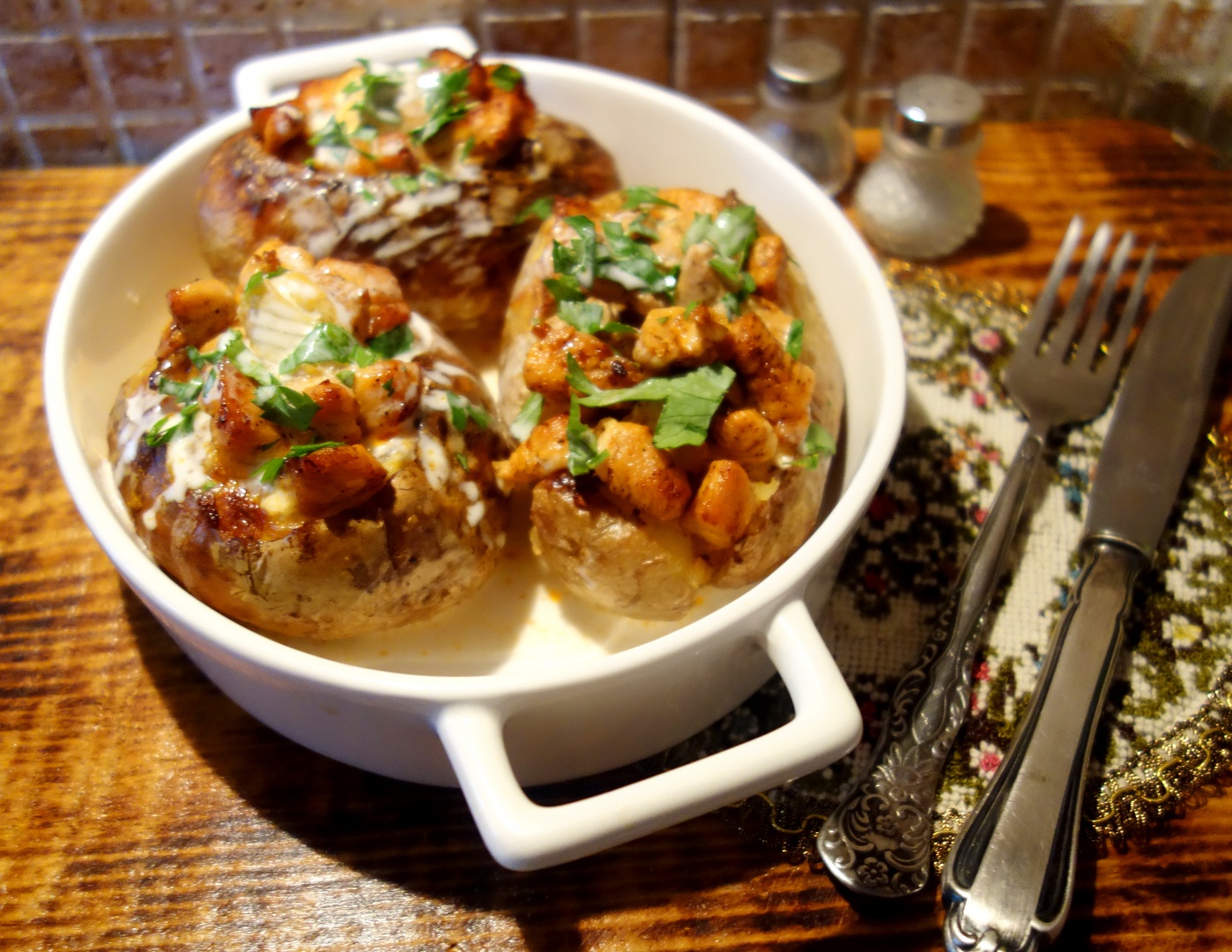 Cuiburi de cartofi umpluti cu piept de pui si branza brie