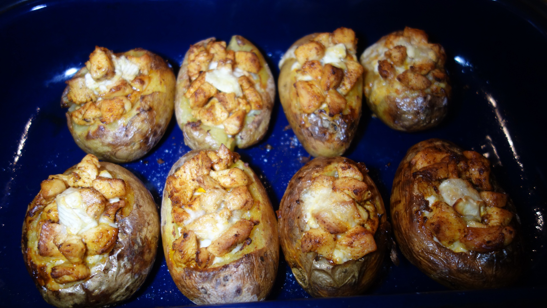 Cuiburi de cartofi umpluti cu piept de pui si branza brie