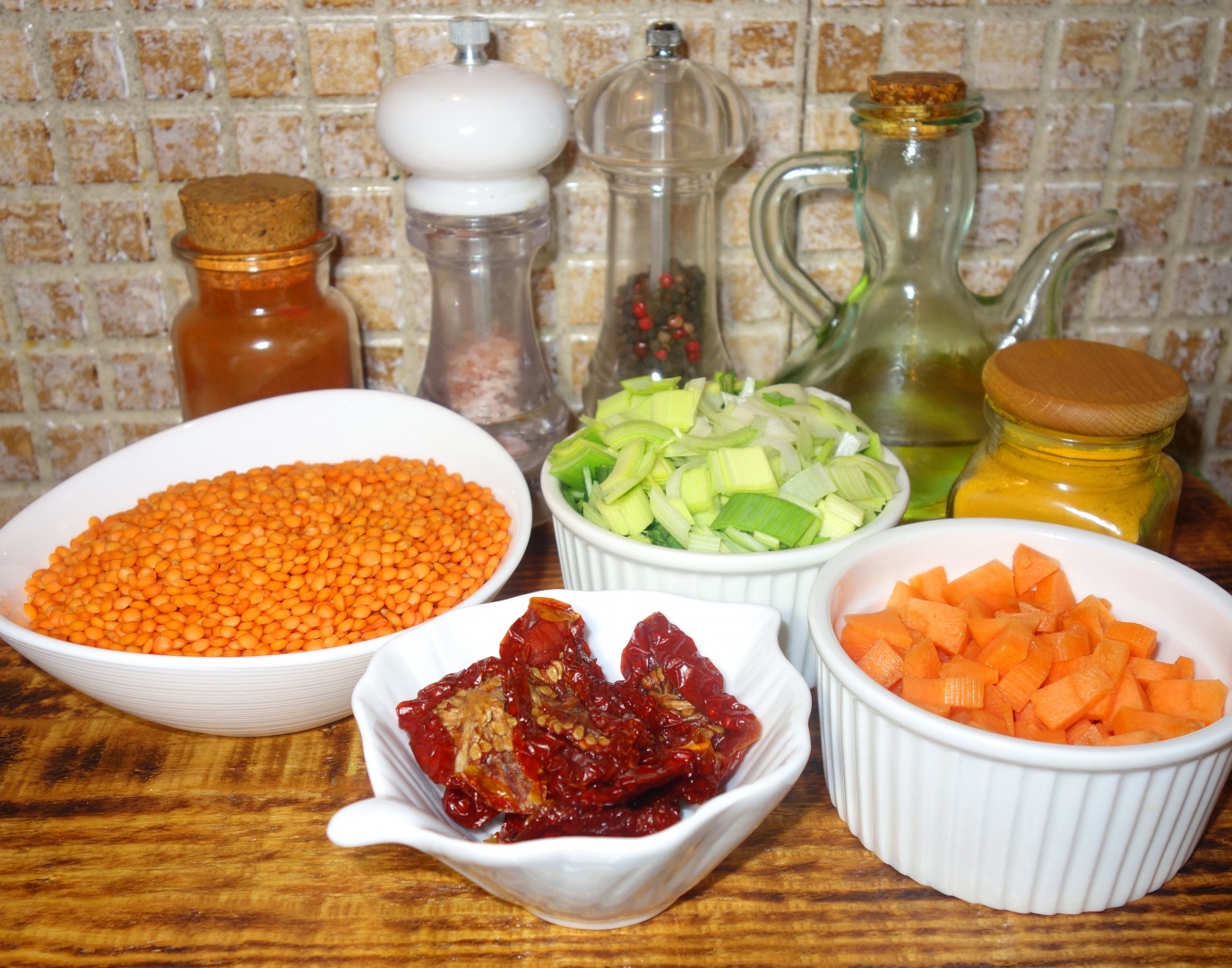 Supa de linte, praz si rosii uscate servita cu paine gratinata cu  branza brie