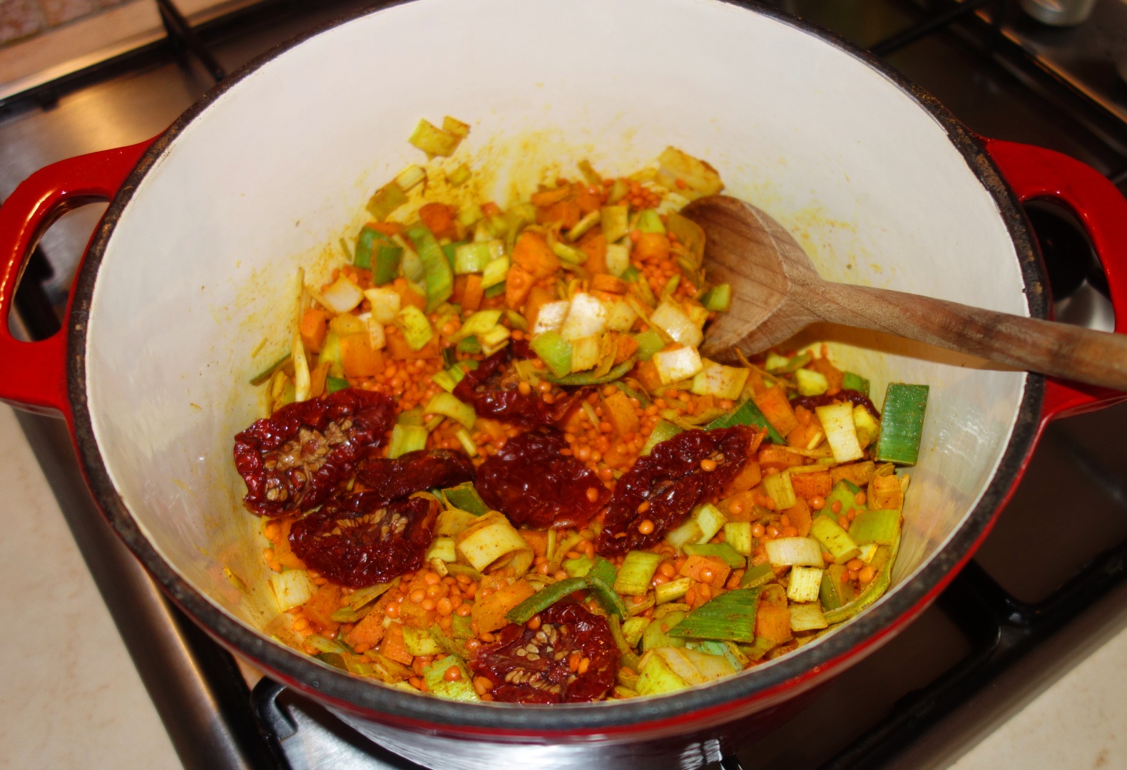 Supa de linte, praz si rosii uscate servita cu paine gratinata cu  branza brie