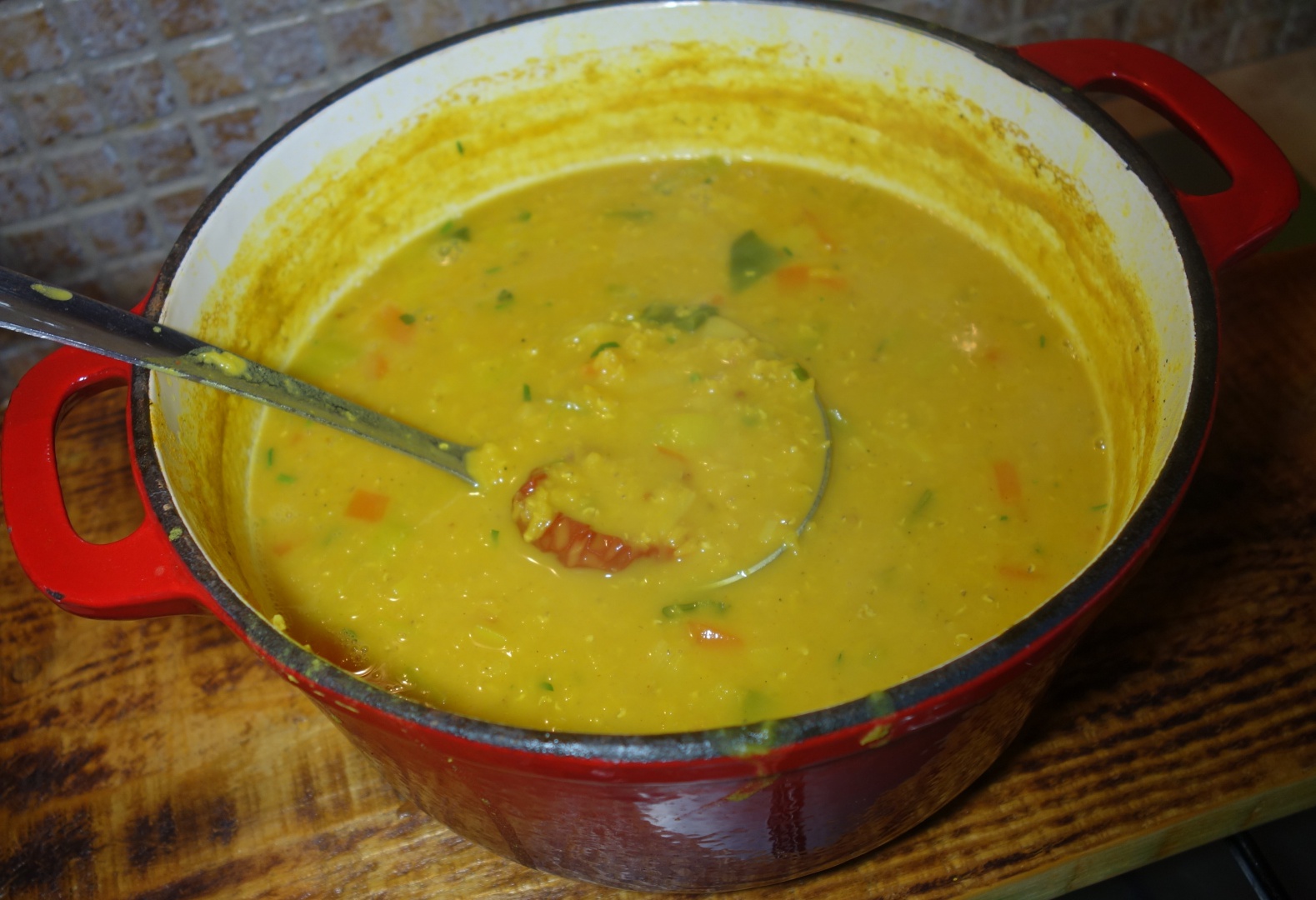 Supa de linte, praz si rosii uscate servita cu paine gratinata cu  branza brie