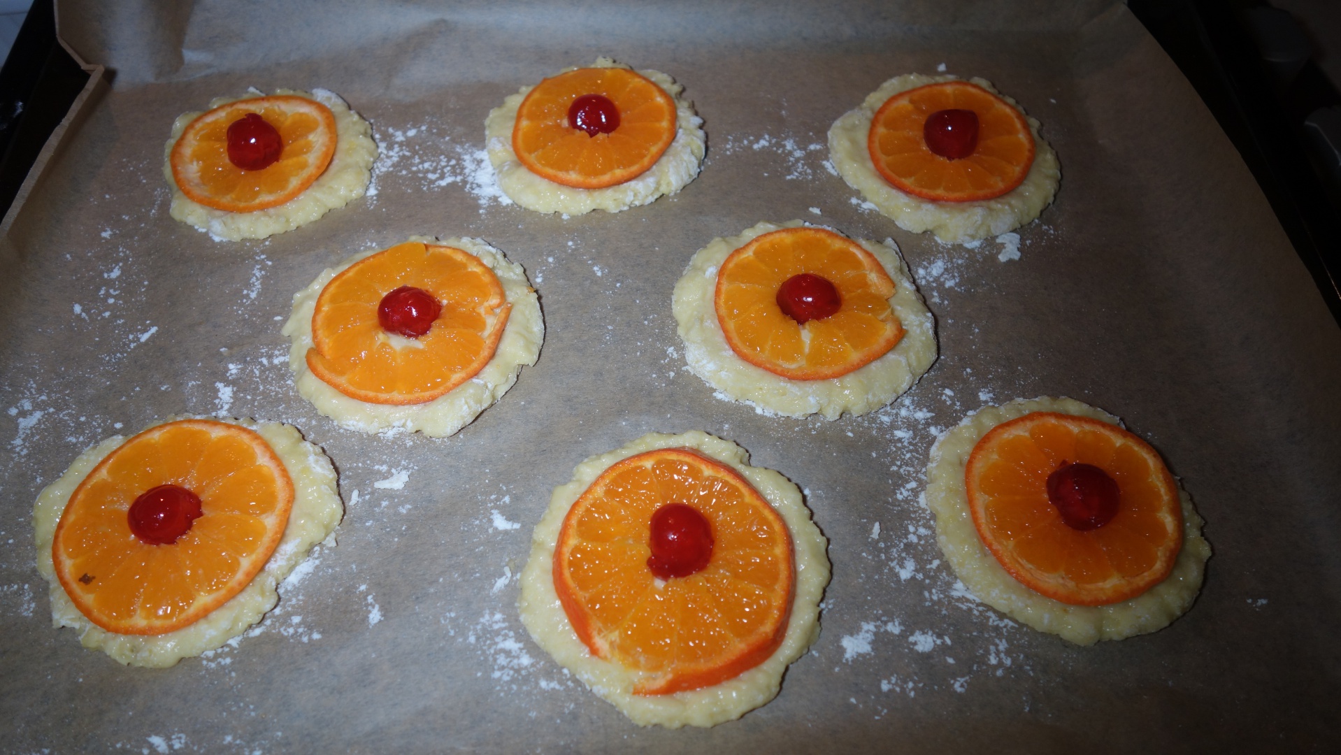 Minitarte fragede cu mandarine si cirese confiate