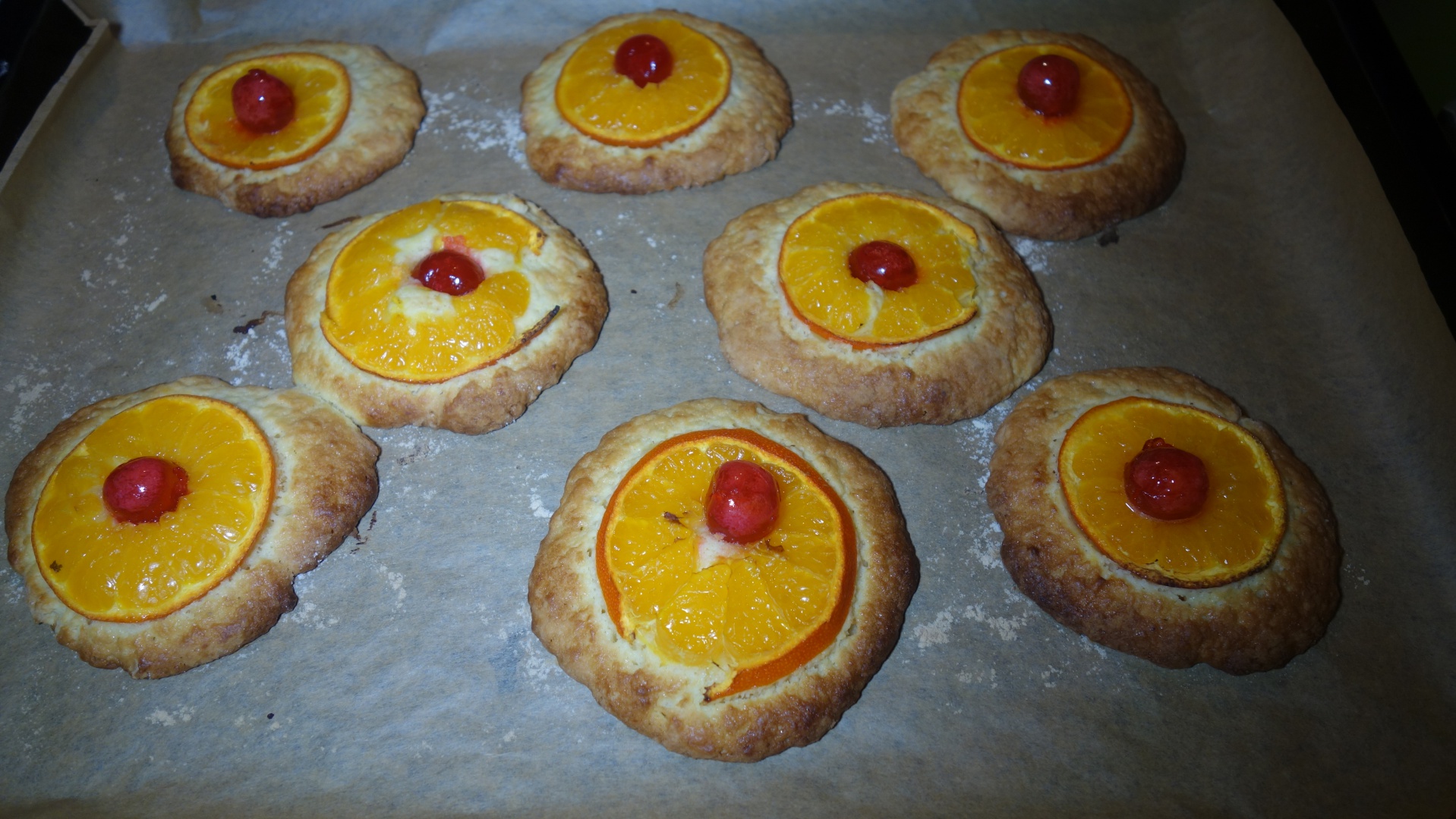 Minitarte fragede cu mandarine si cirese confiate