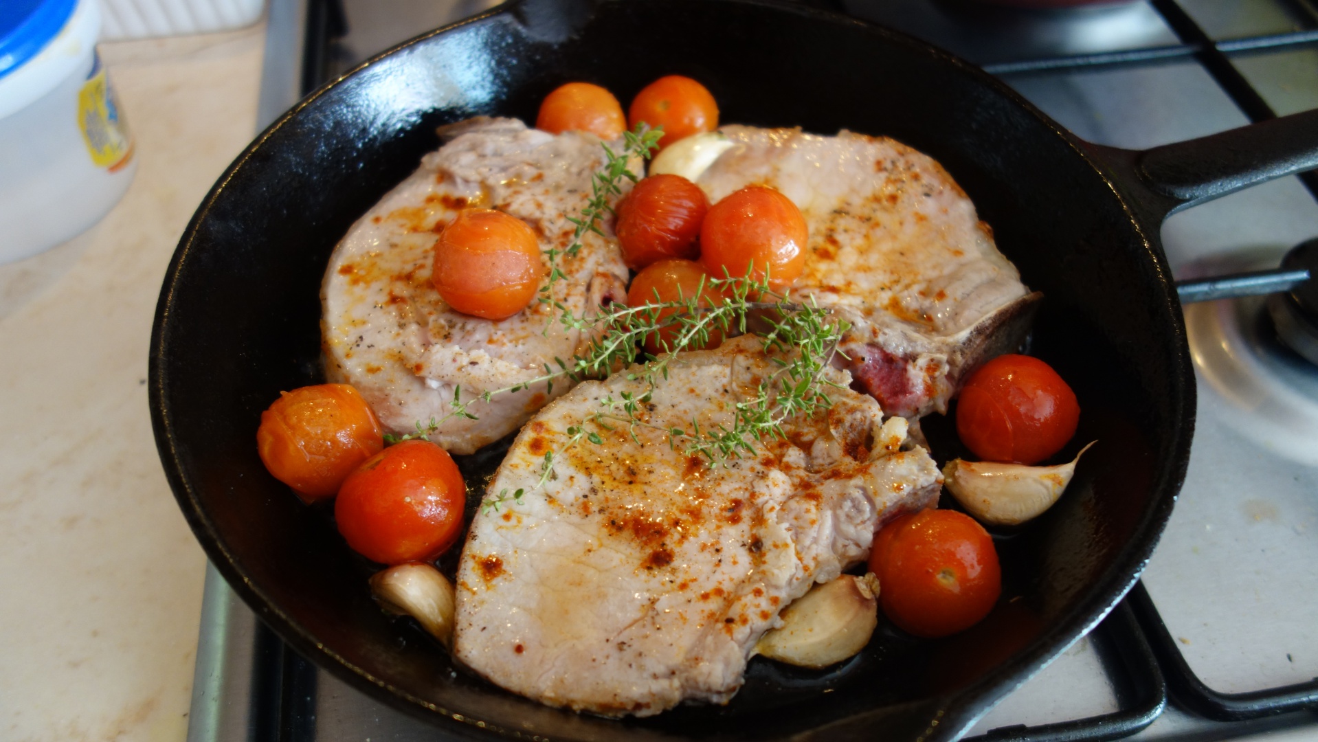 Cotlete inabusite in unt, cu vin marsala, rosii cherry si usturoi