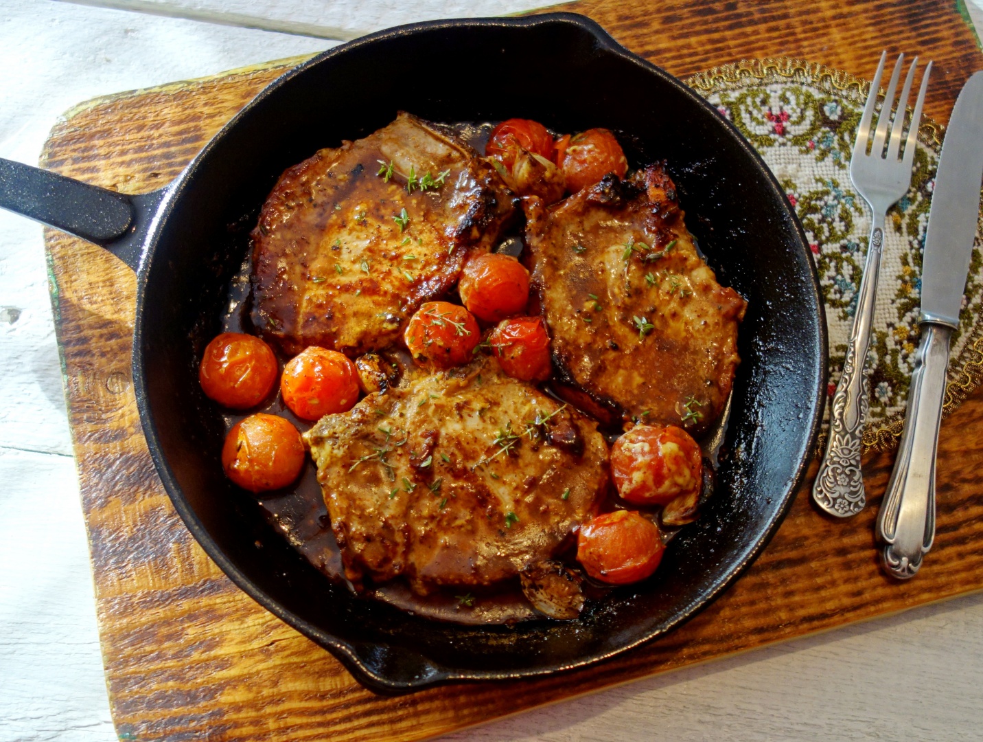 Cotlete inabusite in unt, cu vin marsala, rosii cherry si usturoi