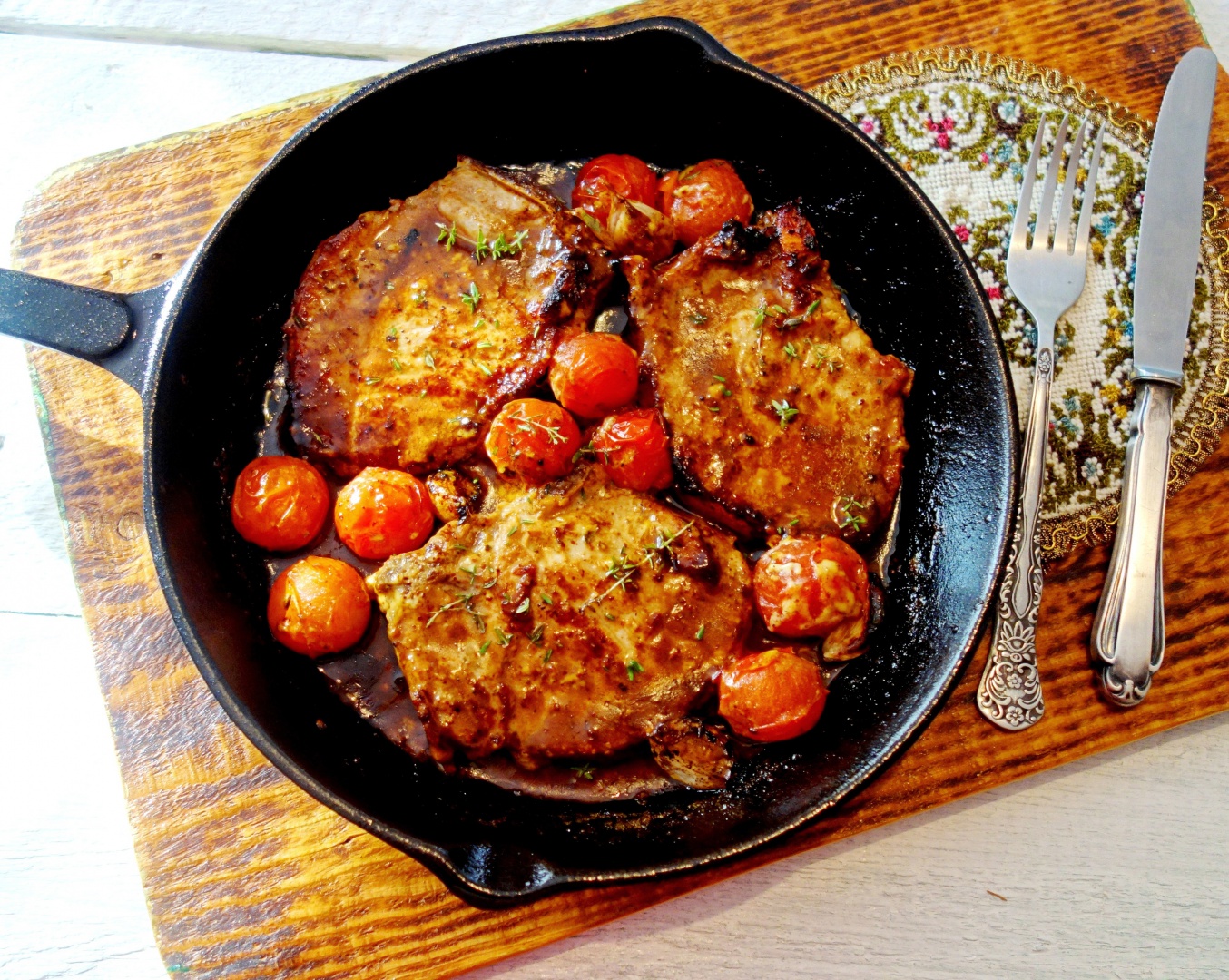 Cotlete inabusite in unt, cu vin marsala, rosii cherry si usturoi