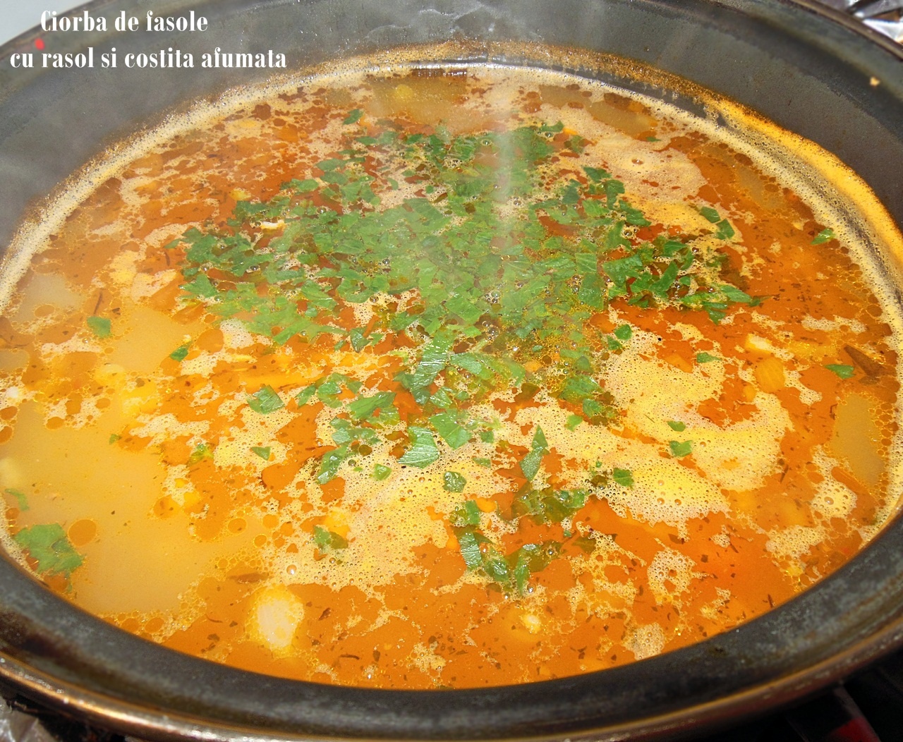 Ciorba de fasole cu rasol si costita afumata