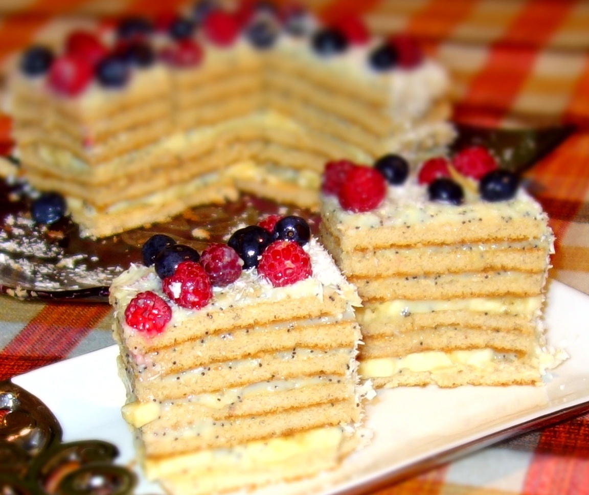 Prajitura cu foi de pandispan cu crema de vanilie si mac