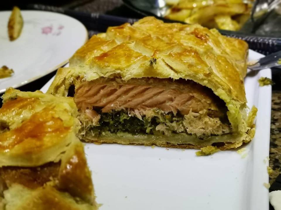 Somon la cuptor in crusta de aluat fraged