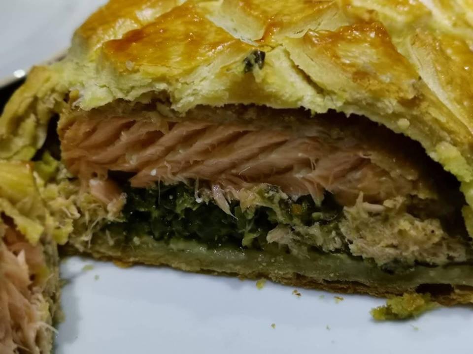 Somon la cuptor in crusta de aluat fraged