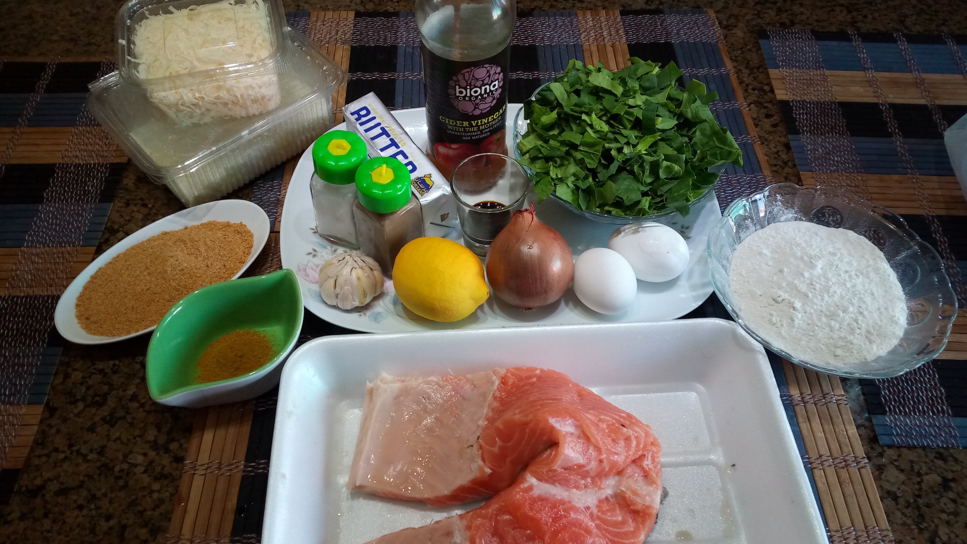 Somon la cuptor in crusta de aluat fraged