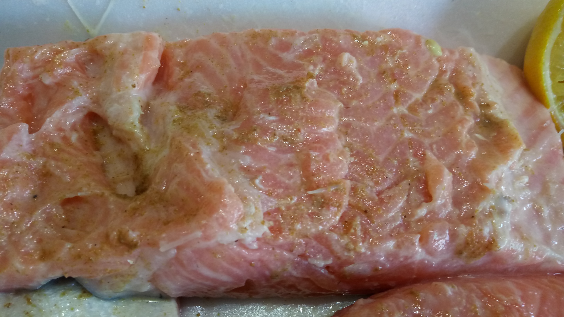 Somon la cuptor in crusta de aluat fraged