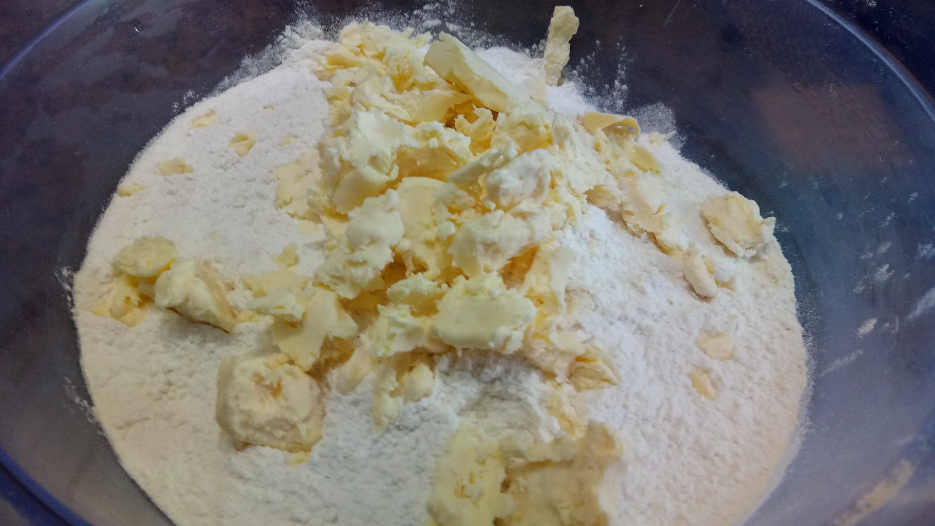 Somon la cuptor in crusta de aluat fraged