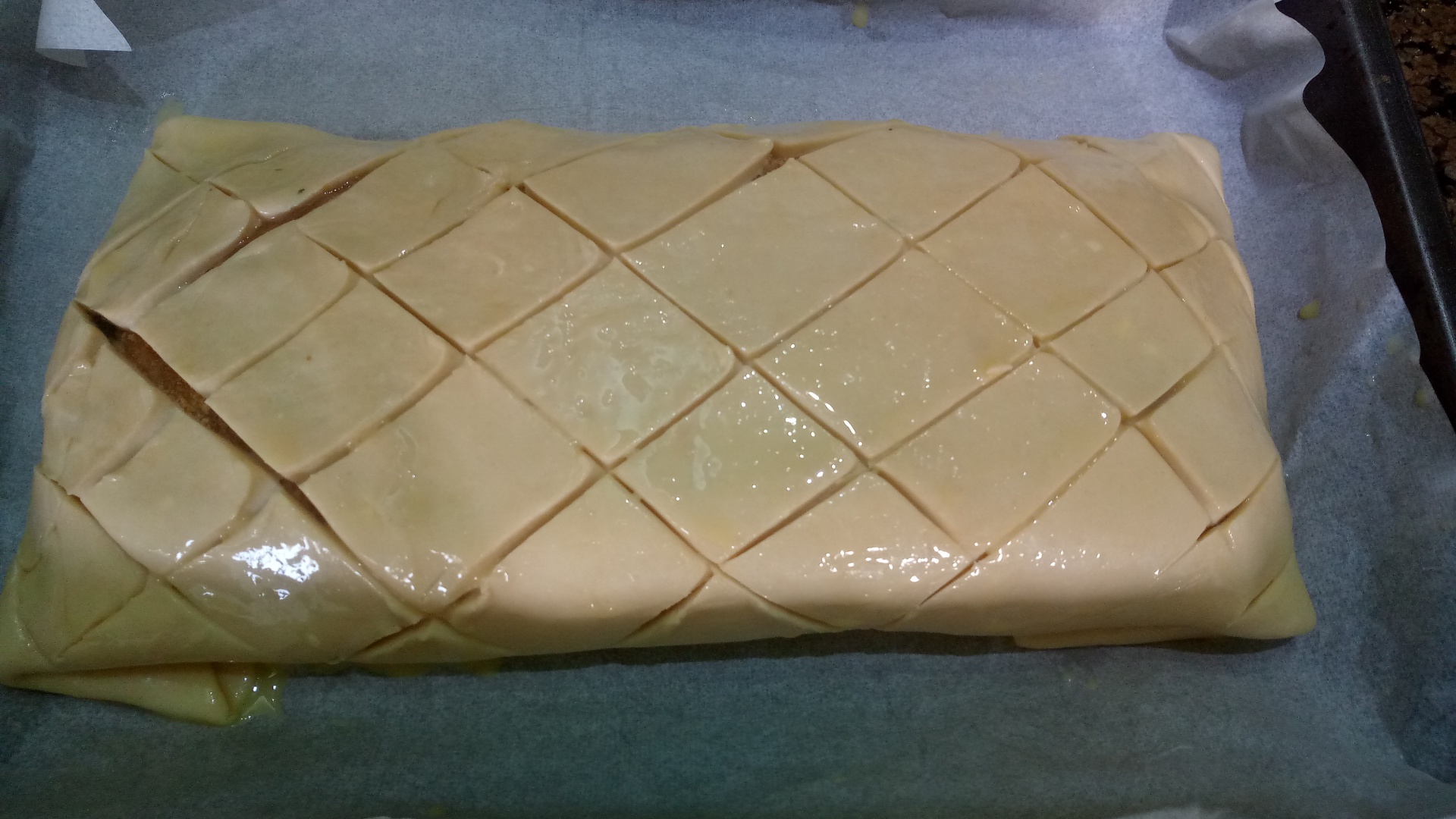 Somon la cuptor in crusta de aluat fraged