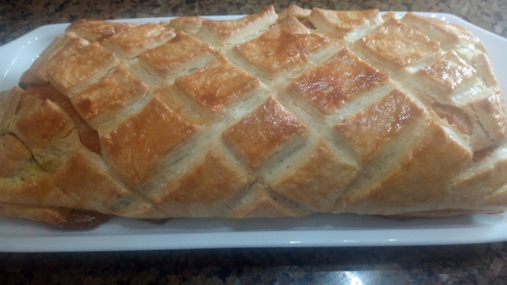 Somon la cuptor in crusta de aluat fraged