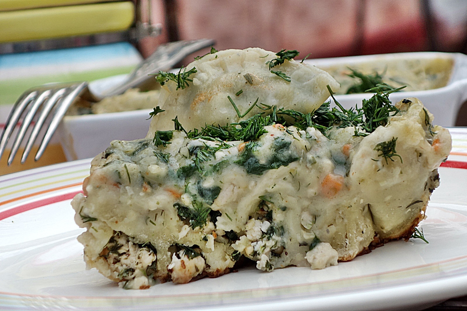 Coltunasi de casa umpluti cu carne si spanac, la cuptor, in sos alb