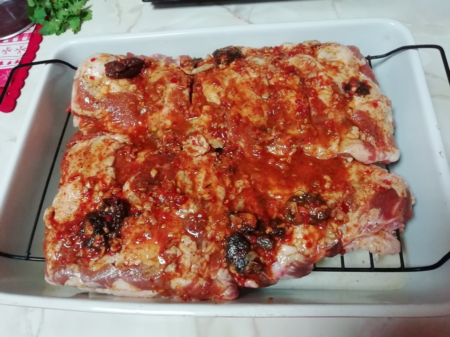 Costite de porc glazurate, marinate in tamarin