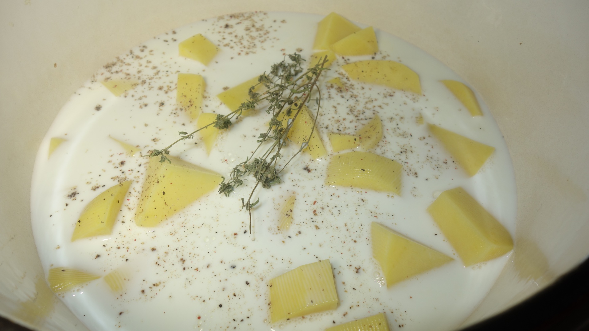 Supa crema de cartofi cu bacon si porumb