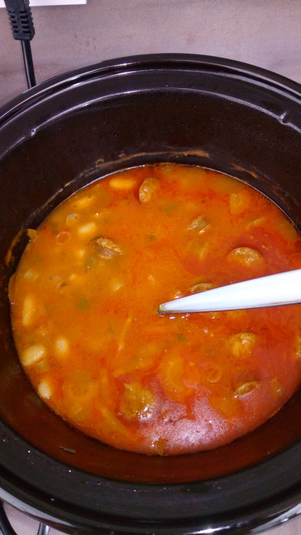 Fasole cu carnati afumati la slow cooker Crock-Pot