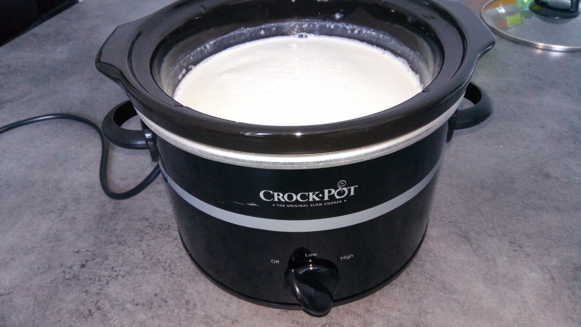 Branza proaspata de vaci la slow cooker Crock-Pot