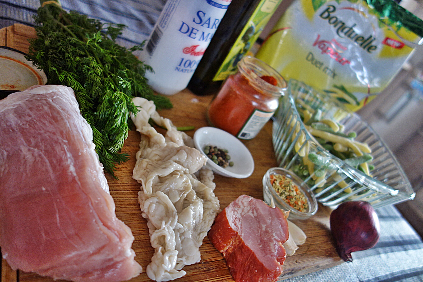 Muschiulet de porc umplut cu fasole pastai si galbiori in mantie de prapur de miel