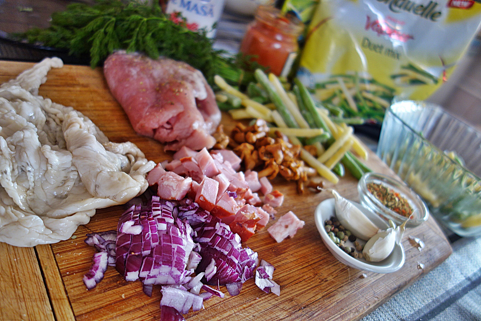 Muschiulet de porc umplut cu fasole pastai si galbiori in mantie de prapur de miel