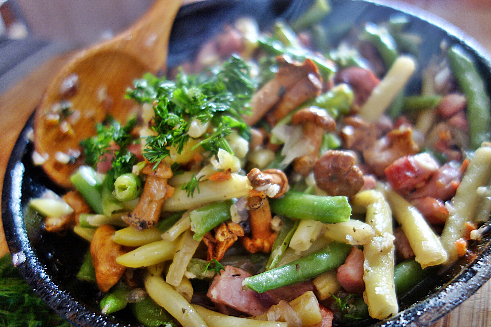 Muschiulet de porc umplut cu fasole pastai si galbiori in mantie de prapur de miel