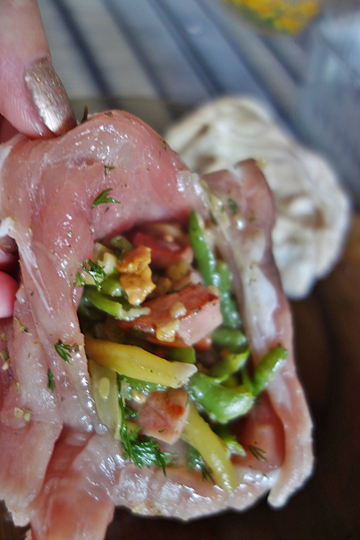 Muschiulet de porc umplut cu fasole pastai si galbiori in mantie de prapur de miel