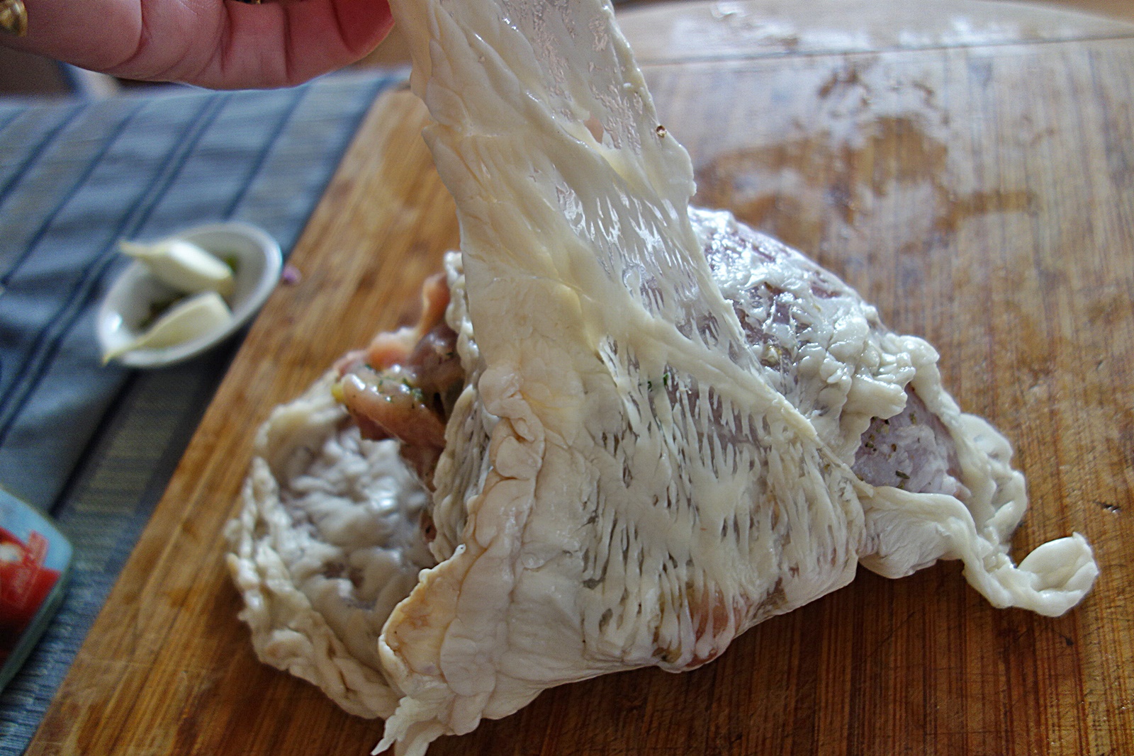 Muschiulet de porc umplut cu fasole pastai si galbiori in mantie de prapur de miel