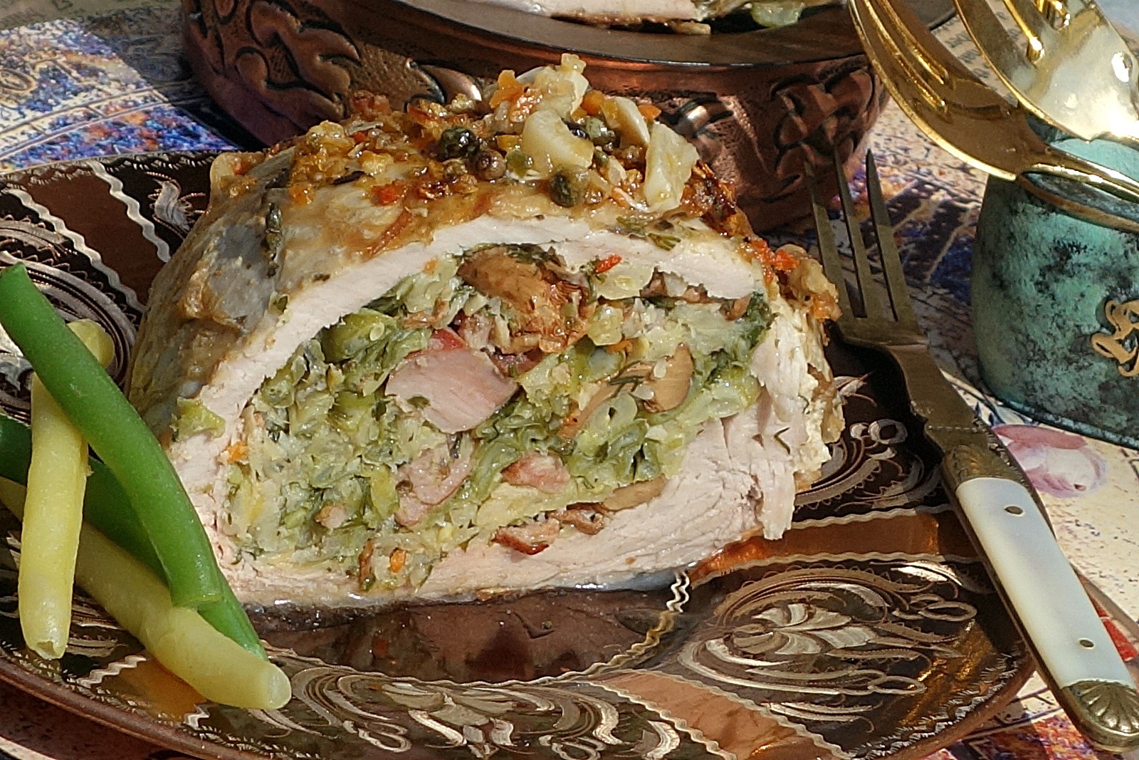 Muschiulet de porc umplut cu fasole pastai si galbiori in mantie de prapur de miel